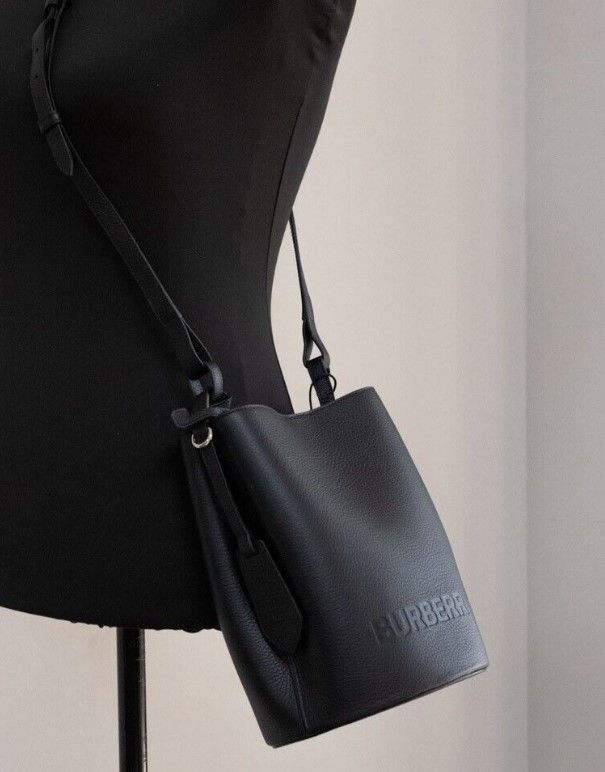 Torebka typu bucket crossbody Lorne Small Black Pebbled Leather